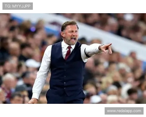 德甲各球队助理教练的职责分工与战术执行分析